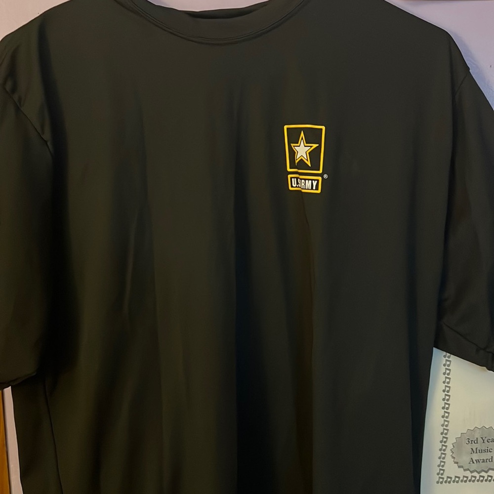 U.s men army dry fit shirt !